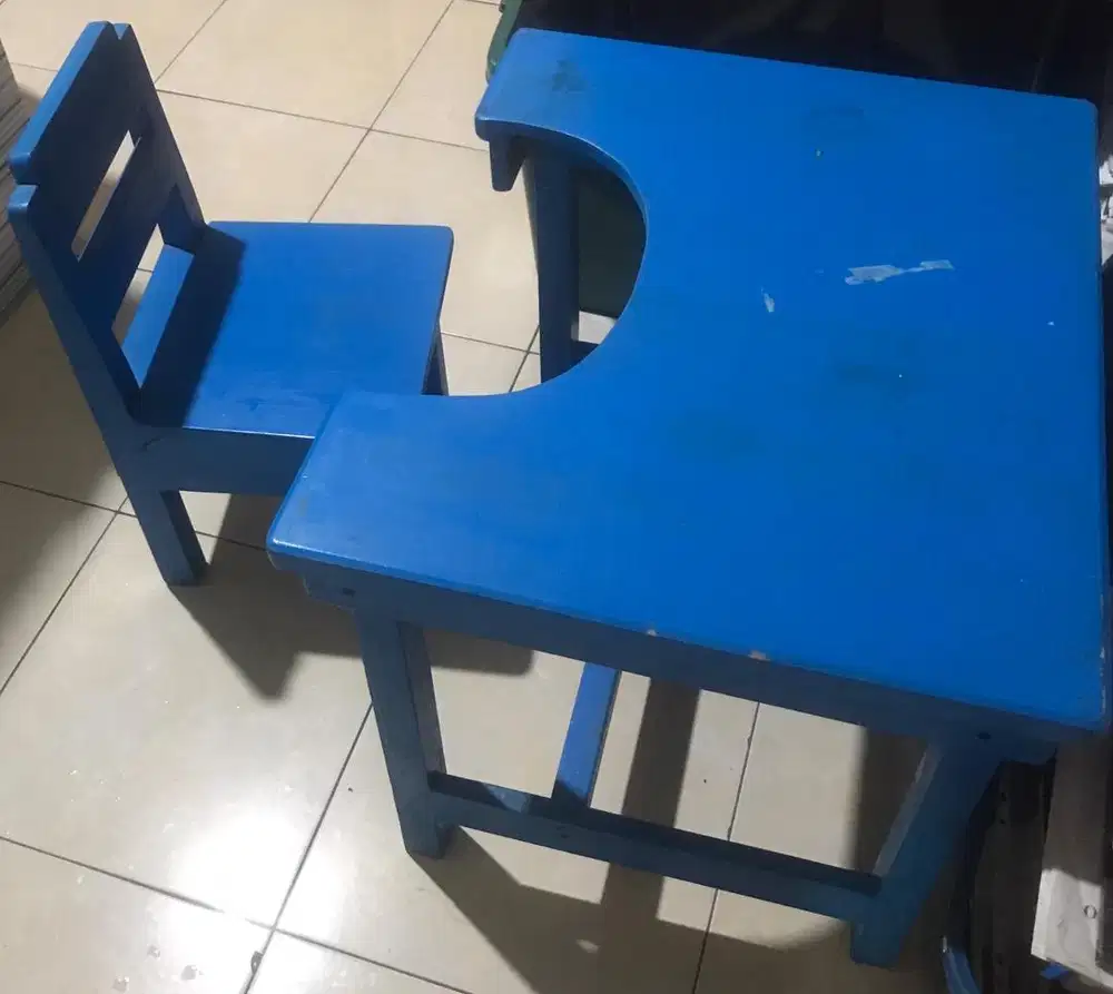 Meja dan kursi anak