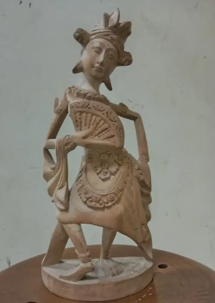 Patung perempuan bahan kayu cendana jawa