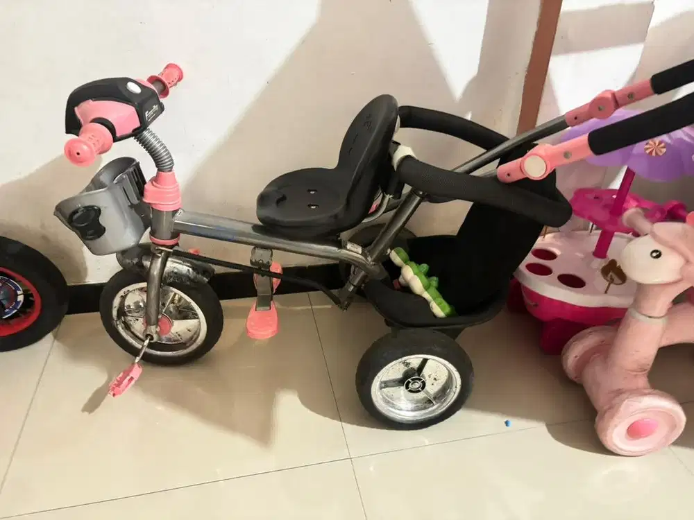 Sepeda roda tiga anak