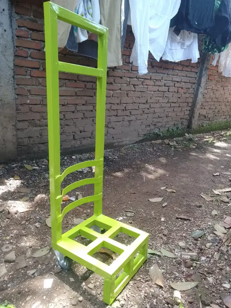 Troli galon dan barang