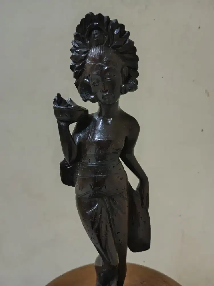 Patung perempuan bali bahan kayu solid