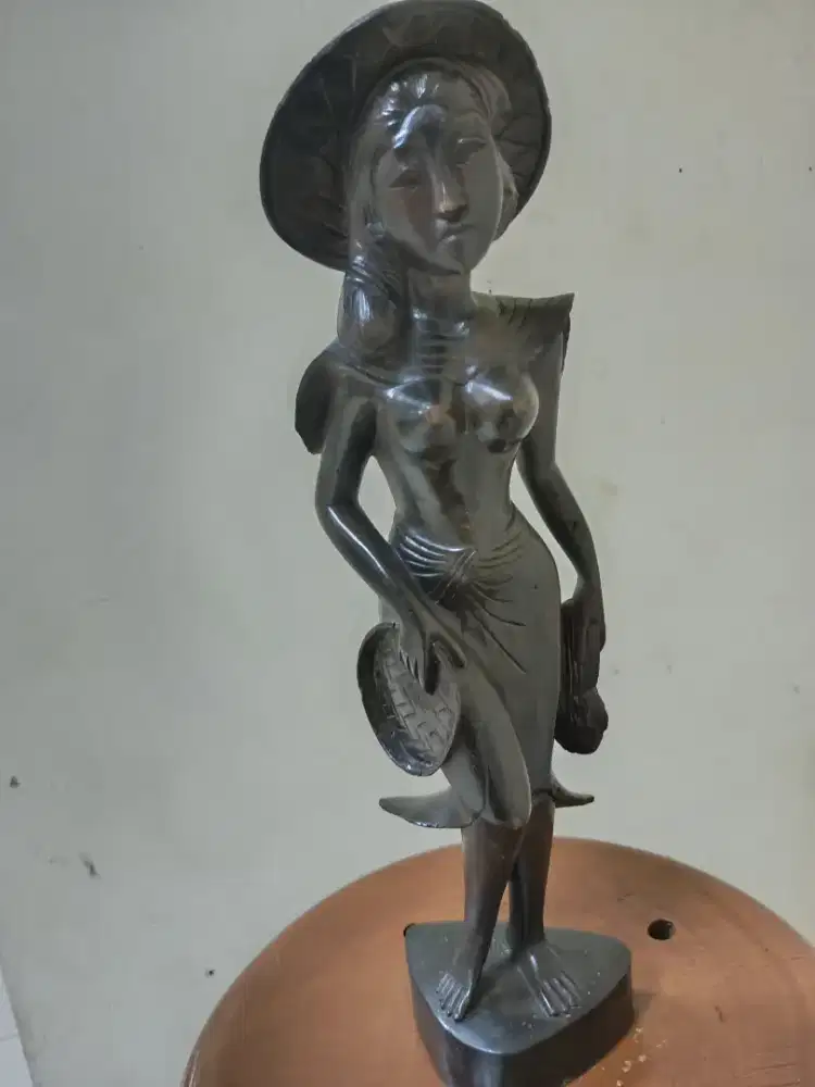 Patung kayu wanita koleksi pajangan ruang tamu