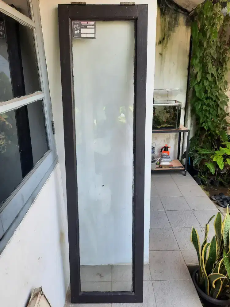 Jendela kayu minimalis