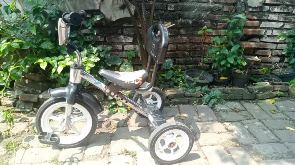 Sepeda anak roda tiga
