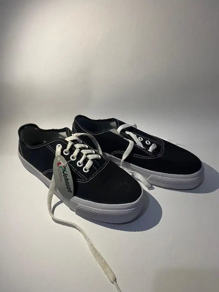 Sepatu Johnson Airlow Cut Warna Hitam Size 39 (unisex)