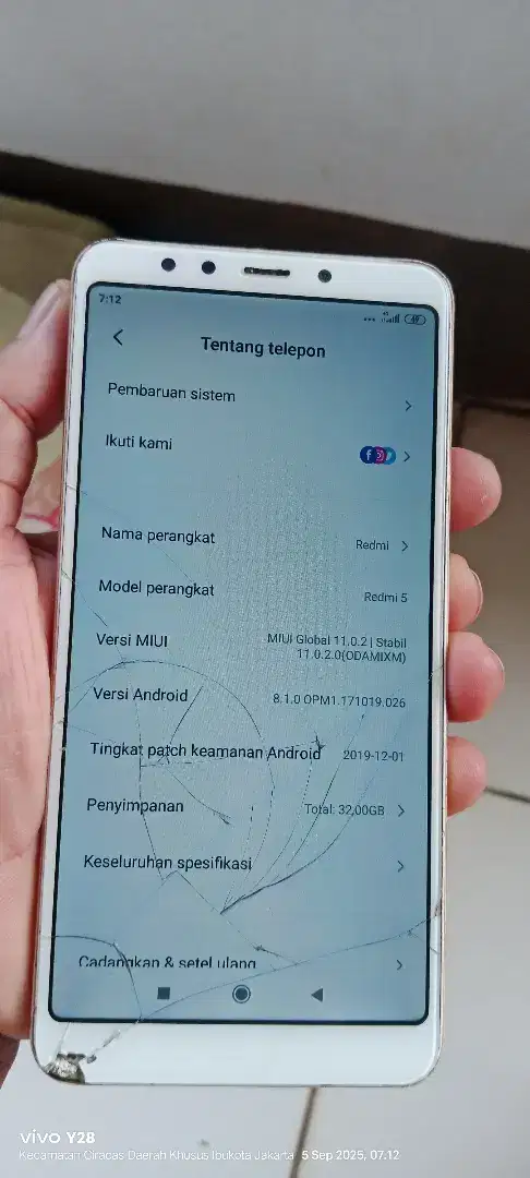 Redmi 5.  3/32.  MNUS RETAK SMA BCDOR KURANG RAPET. JA NORML
