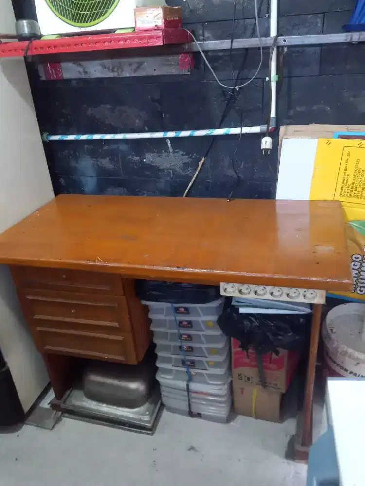 Meja Kerja Tiga Laci