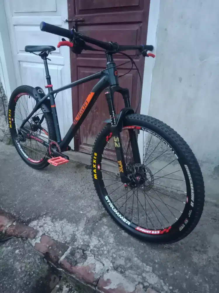Sepeda Polygon Xtrada 6 full upgrade size M masih mulus.