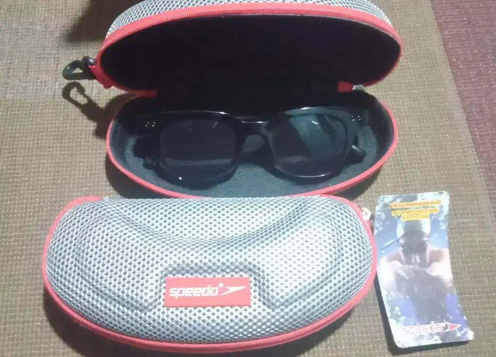 Pouch atau tempat penyimpanan kacamata