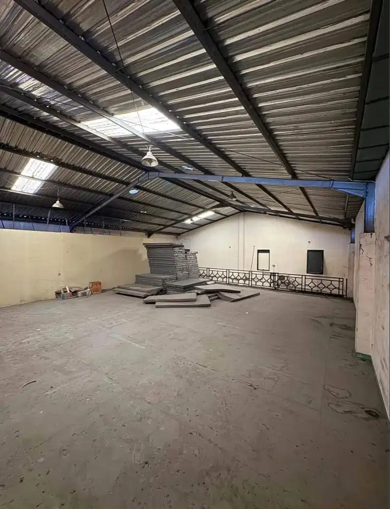 Dijual bangunan kantor beserta gudang siap pakai di Bintara kota Bekas