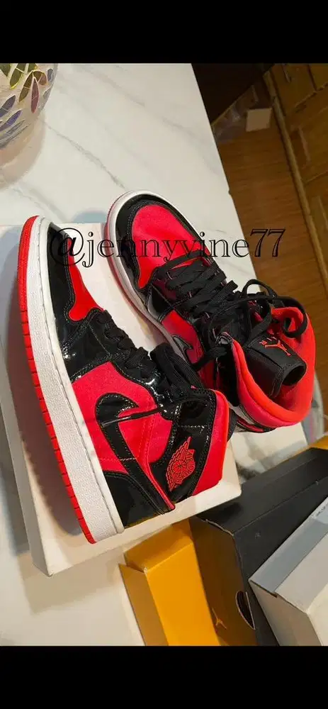 WOMENS AIR JORDAN 1 MID