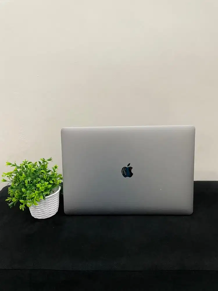 MacBook Pro 2017 15inch Gray Ram 16GB DDR 256GB Core i7 Unit + Charger