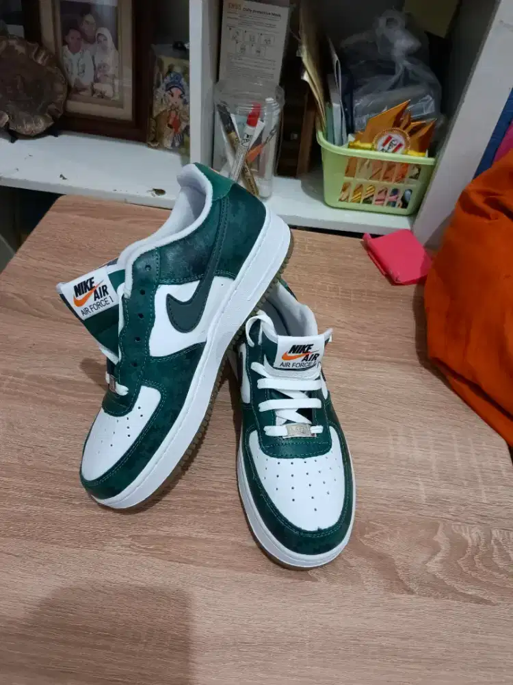 Nike Air Force 1
Size 42 Hijau Army