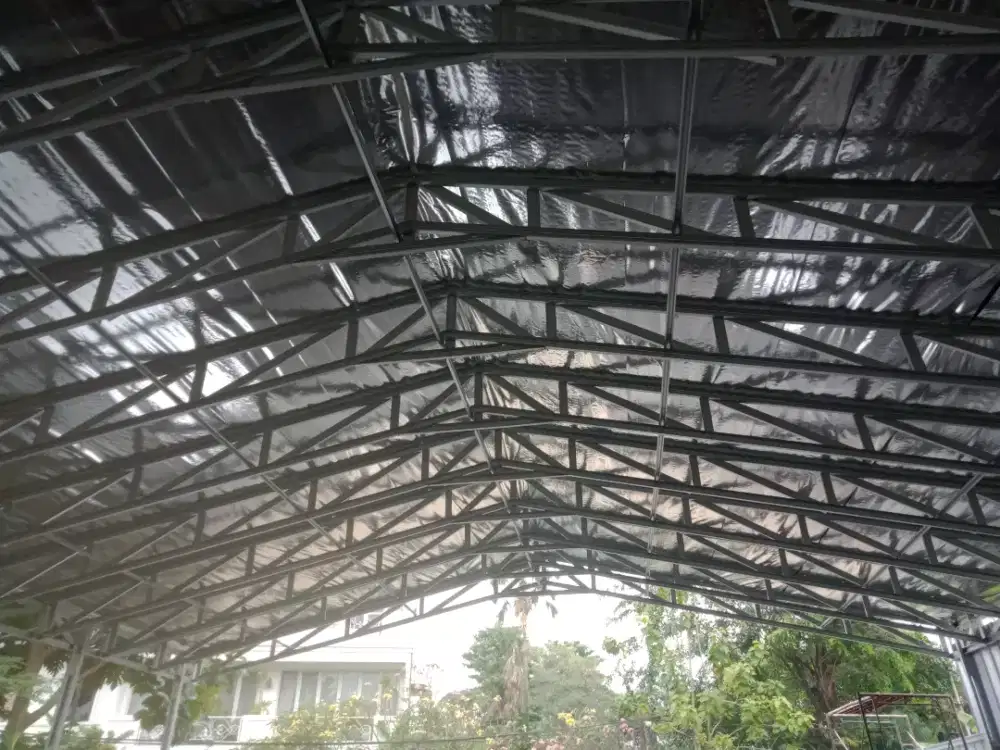 Tukang pasang baja ringan