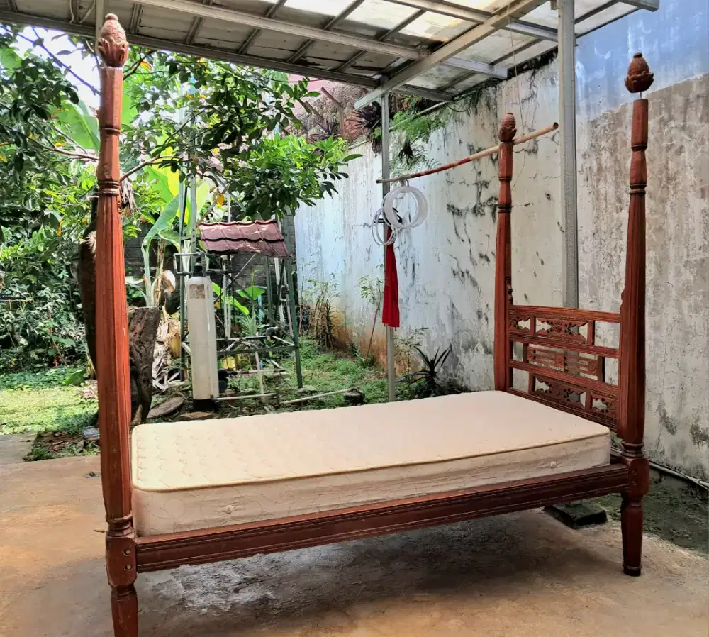 Tempat tidur kayu
