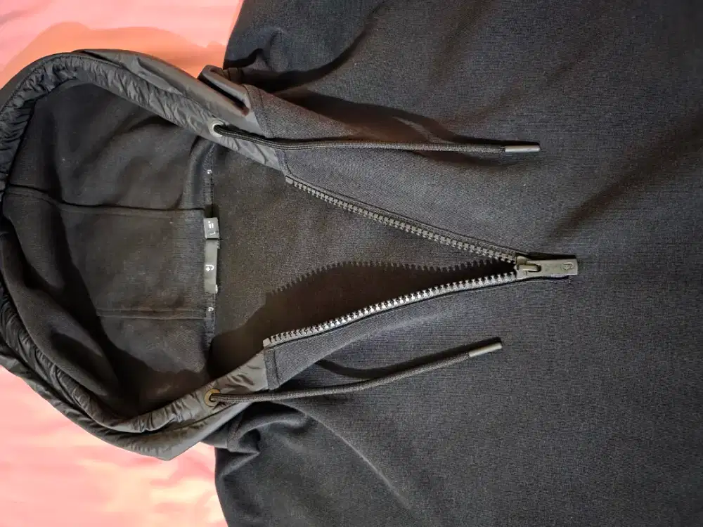 hoodie unilqo warna hitam