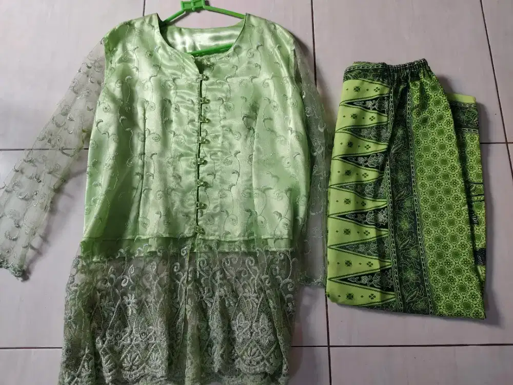 Satu set kebaya