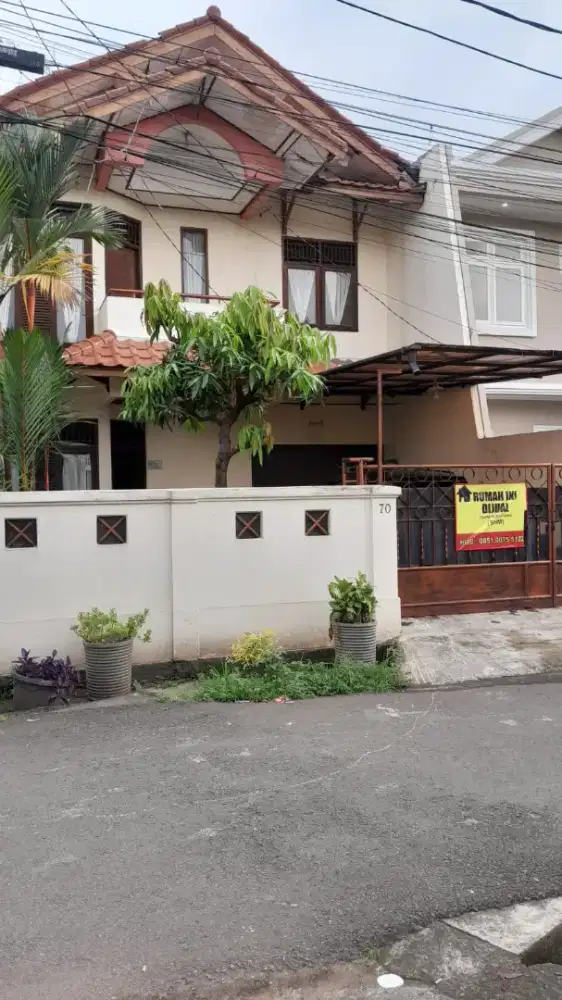 Dijual rumah 2 lt siap huni, lokasi strategis dekat fasilitas umum.