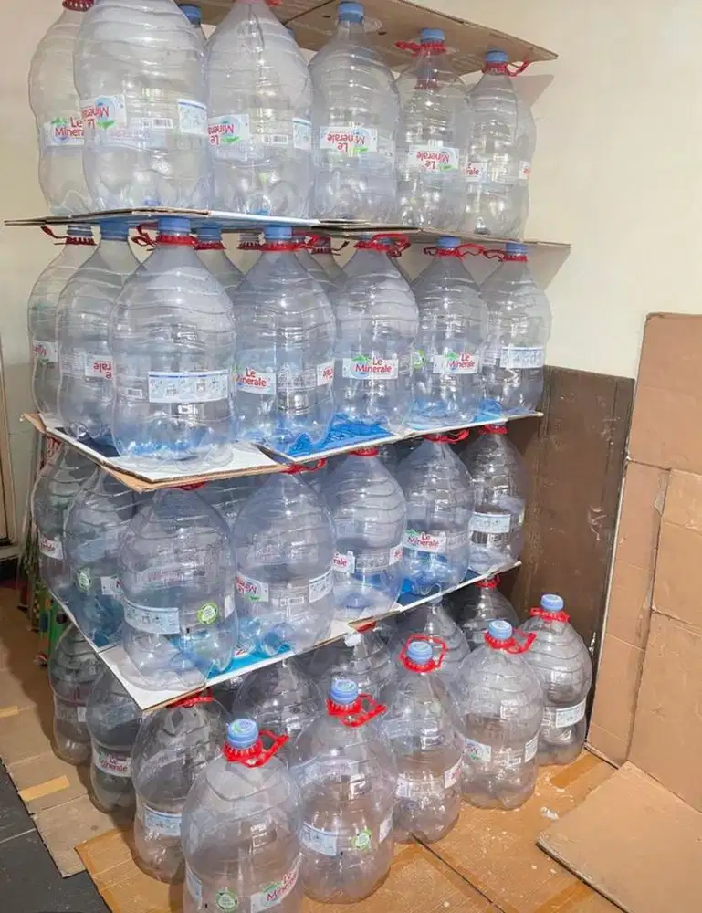 Galon kosong bekas Le Minerale