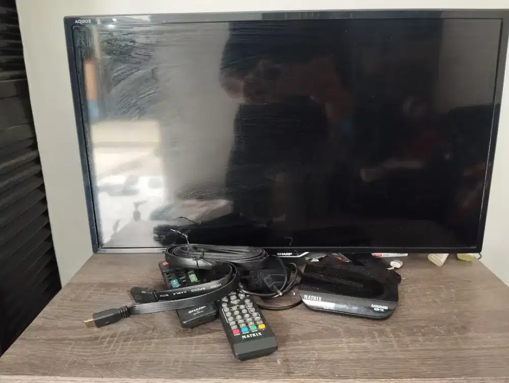 Dijual 1 paket TV merk Sharp aquos 24 inci, Antena dan set top box