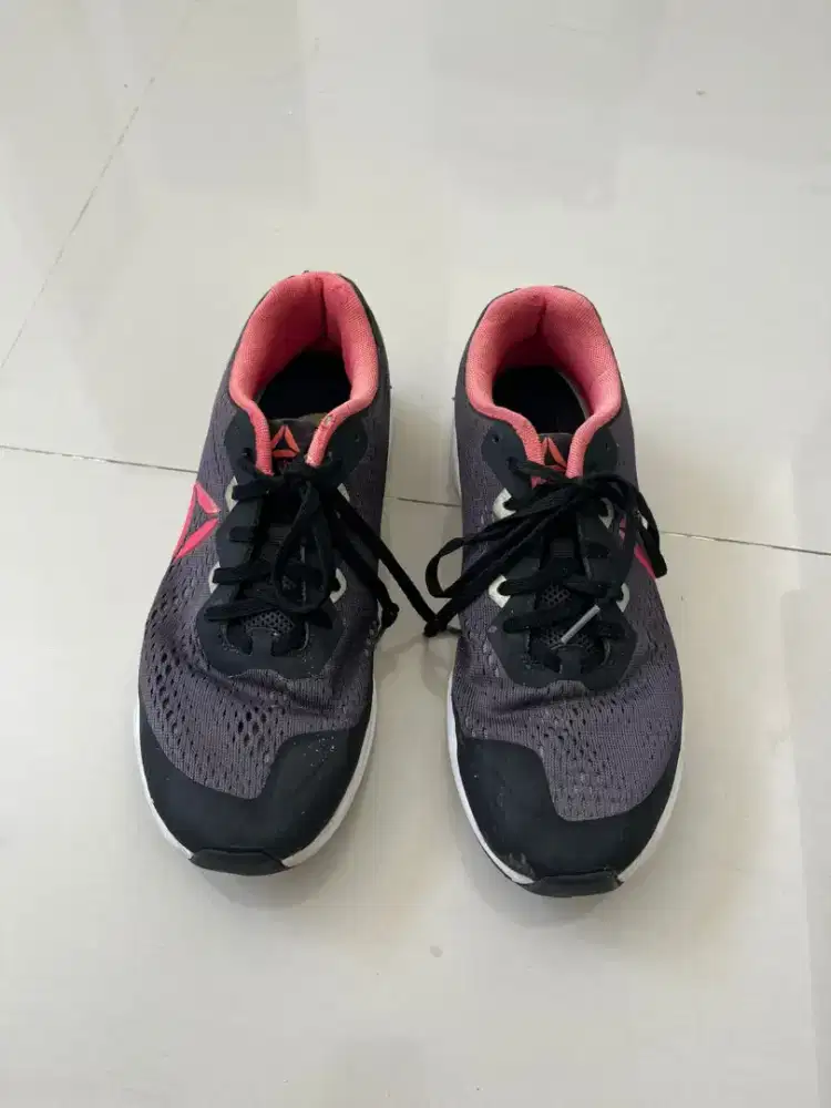 Sepatu running branded Reebok