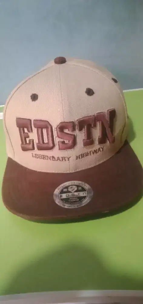 Topi snapback dan tracker