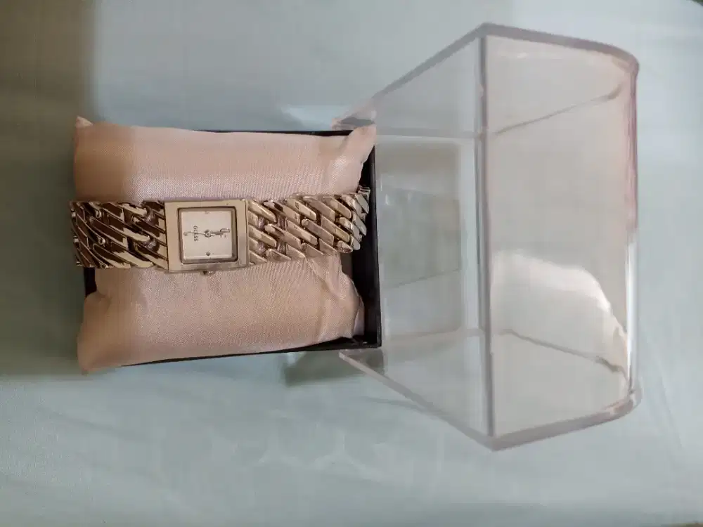 dijual jam tangan perempuan merk guess