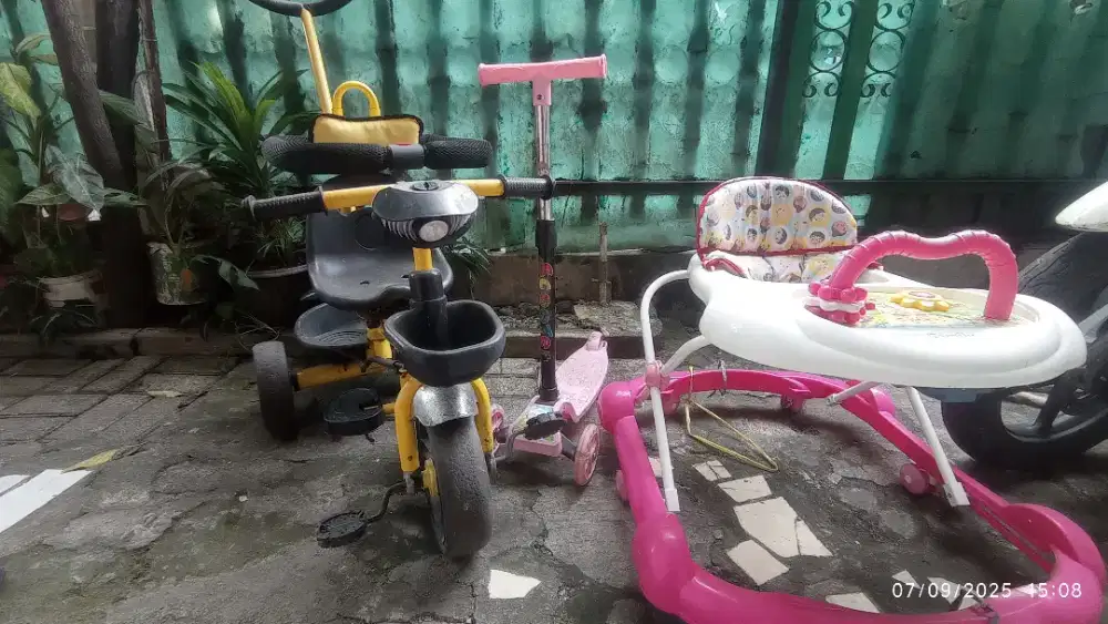 Bekas Pakaian Anak masih berfungsi dengan baik, minus kotor