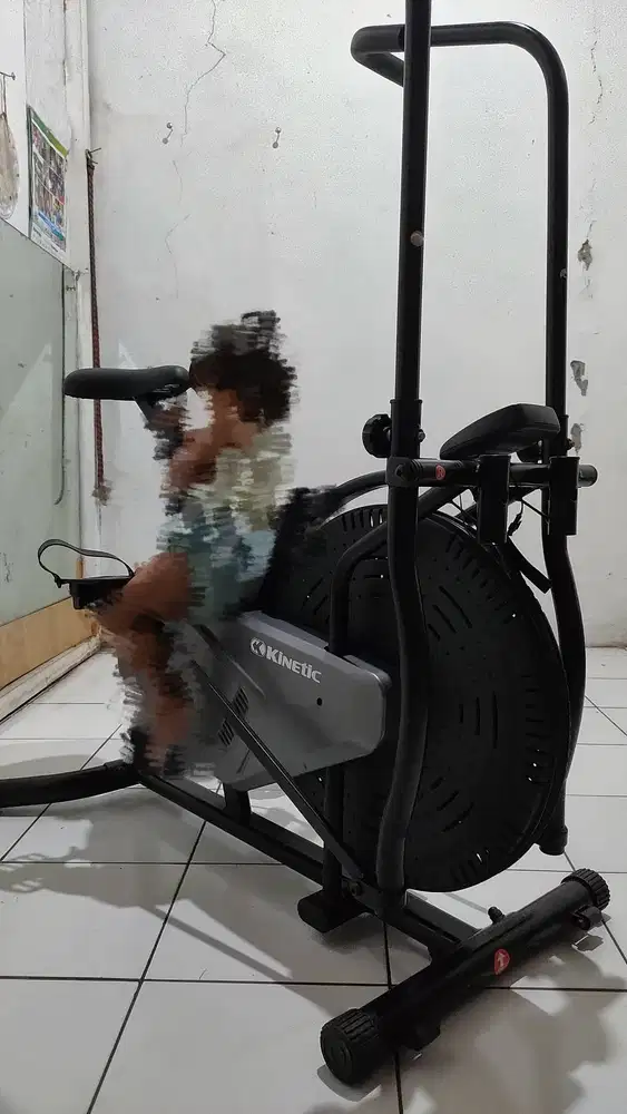 Sepeda statis merek Kinetic Ace Hardware tipe 8.5 be