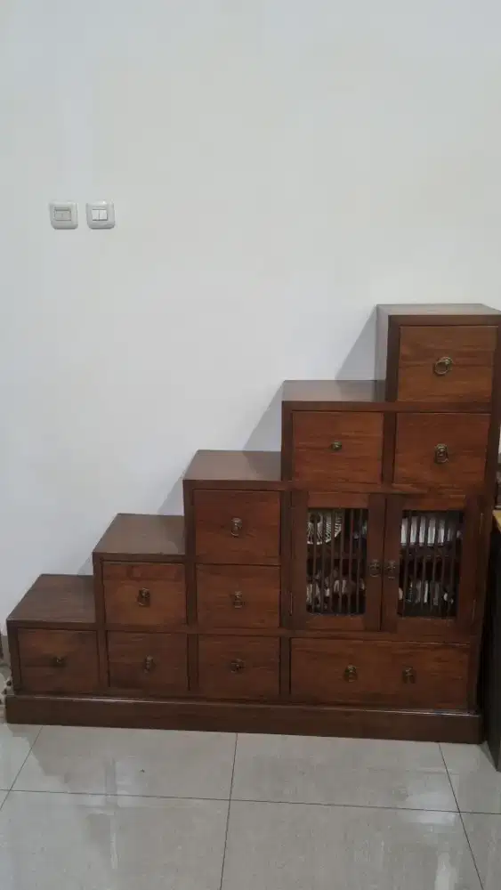 lemari bentuk tangga