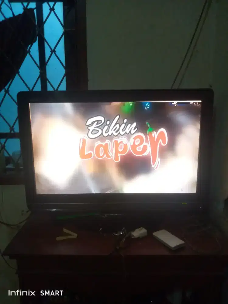 Tv lcd sharp 32 inci normal siap pakai plus stb nya