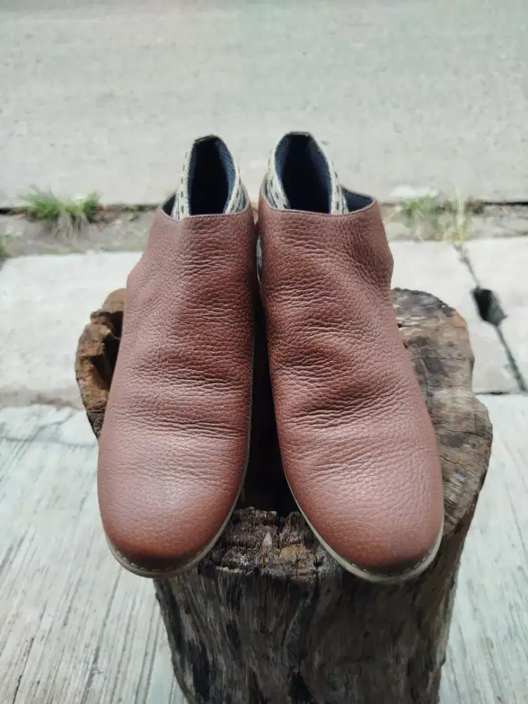Sepatu kulit produk lokal