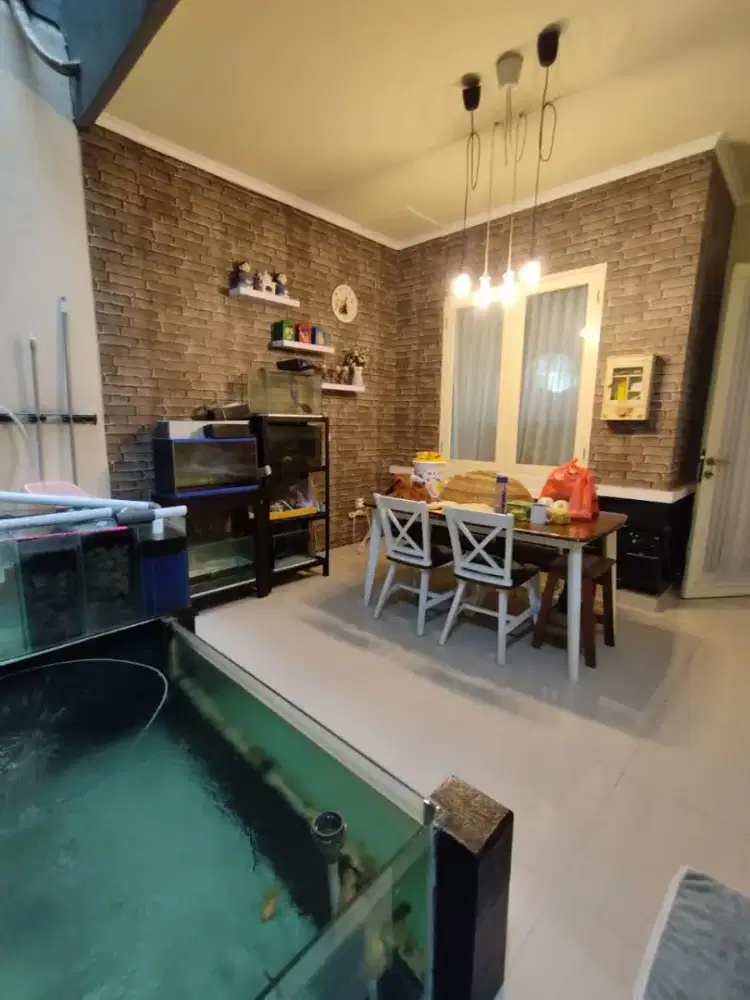 DIJUAL RUMAH DELATINOS BSD – 3 LANTAI SIAP HUNI, DEKAT TOL