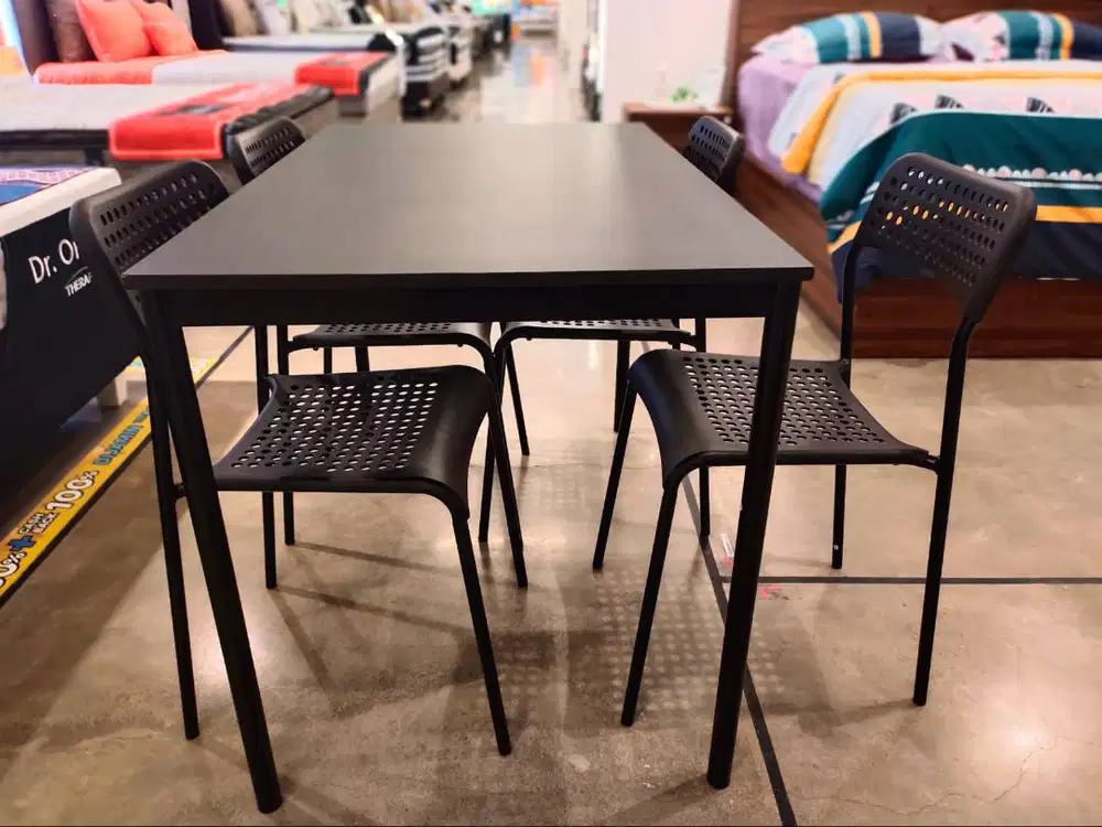 MEJA MAKAN HITAM MIRA BY ATRIA