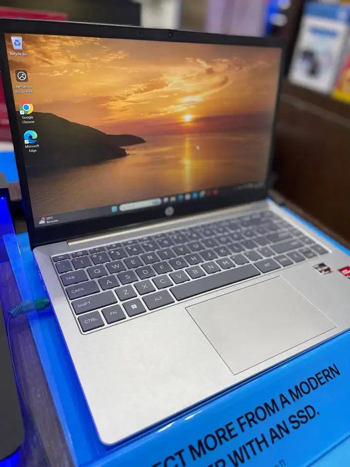 Laptop Grafis HP Em531 AMD Ryzen 5 AMD Ryzen 5 7530U 8GB 512GB