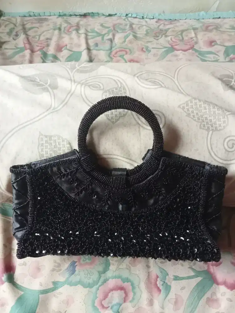Di jual tas hitam perempuan untuk pesta