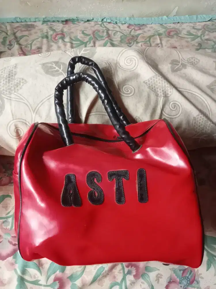 Di jual tas untuk jalan-jalan. Tanpa merk, di buat custom