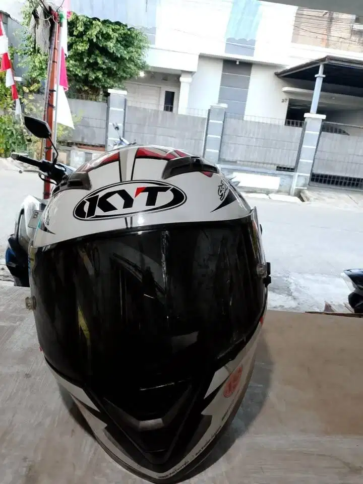 DIJUAL HELM FULL SET MERK KYT