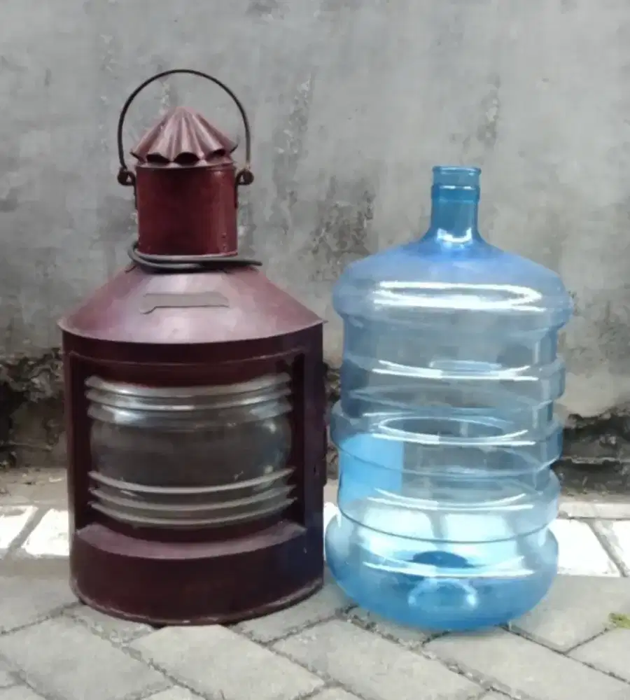 Lampu kapal besar antik