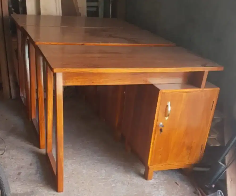 Meja kerja ukuran simple cocok untuk ruangan kecil