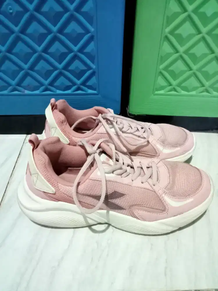 Sepatu diadora ferona