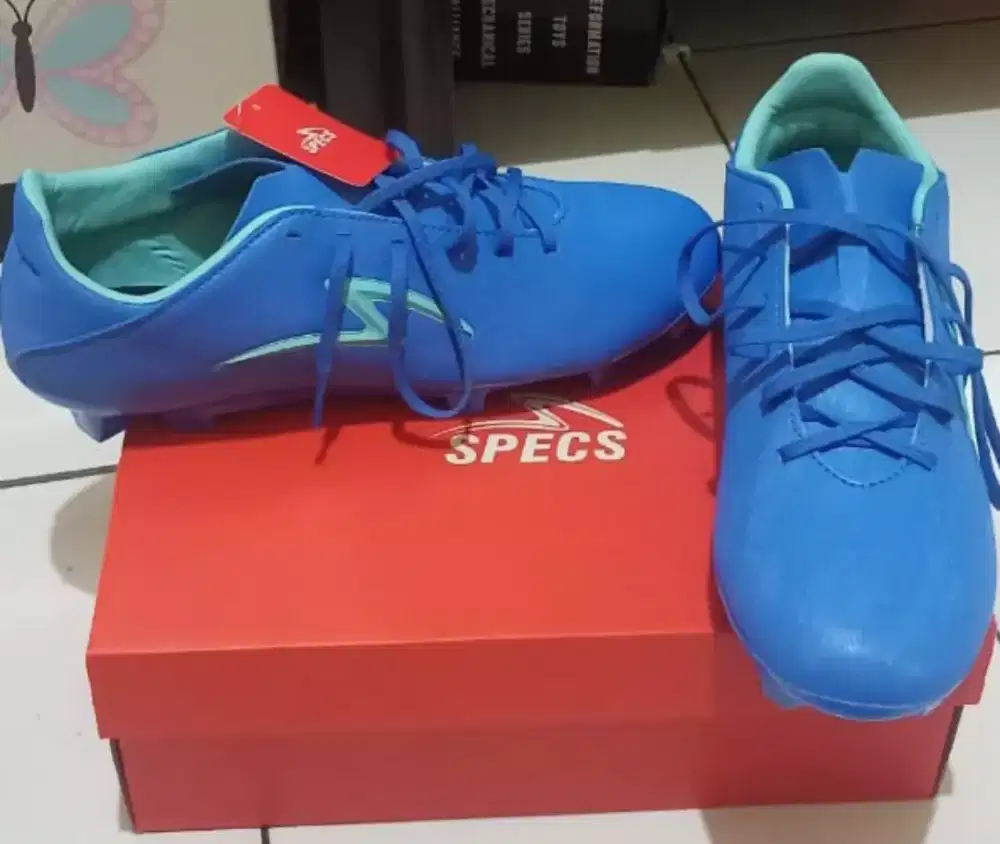 Sepatu bola specs