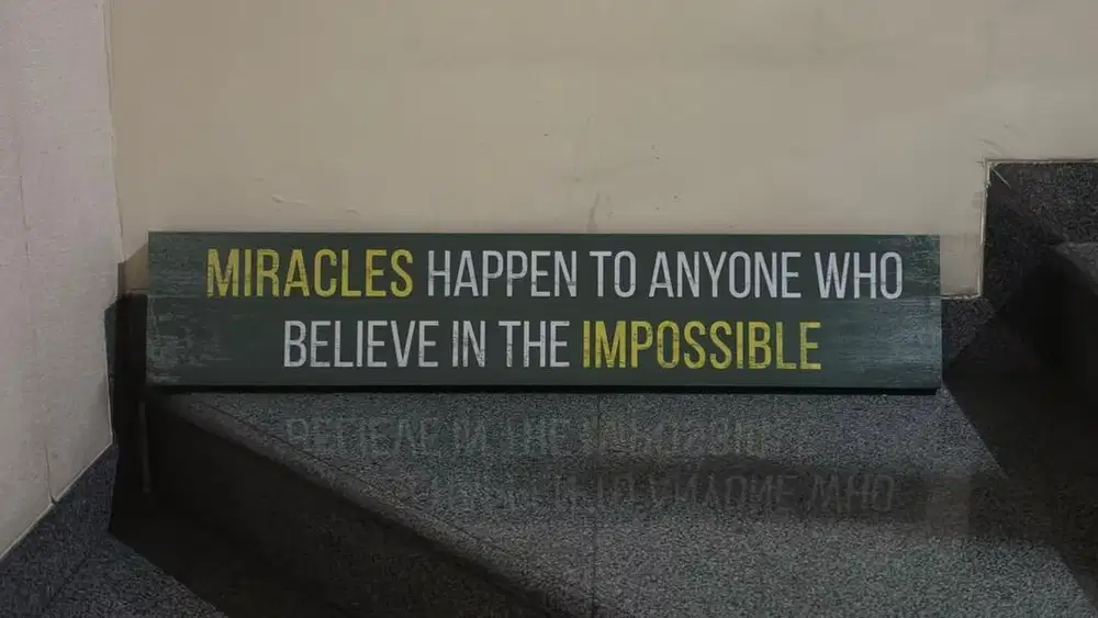 Hiasan dinding rumah (di gantung)