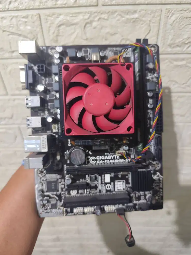 Procie AMD A8-7650K + Mobo Gigabyte GA-F2A68HM-S1 + RAM 4GB