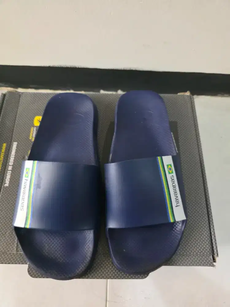 havainas slop warna biru