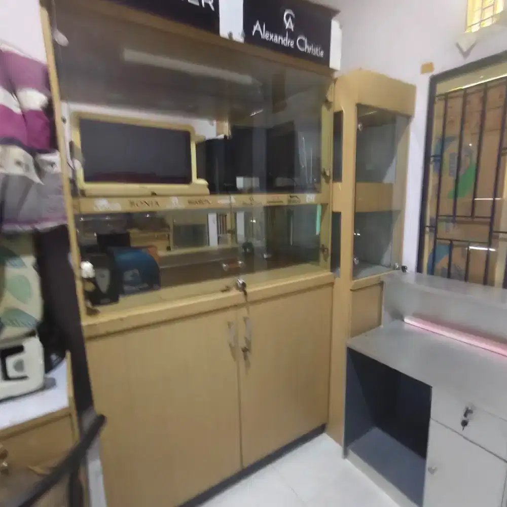 ETALASE KACA JUAL SAJA BAHAN BAGUS BERAT BEKAS TOKO JAM