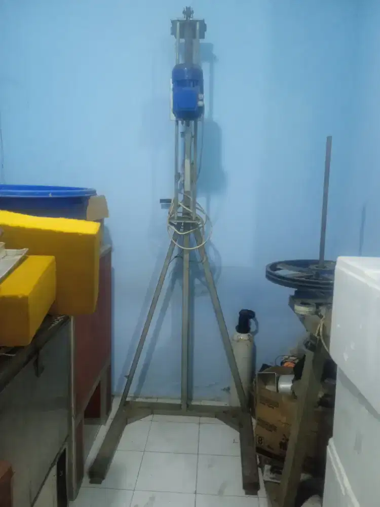 Mixer cat, sabun dan bahan cair