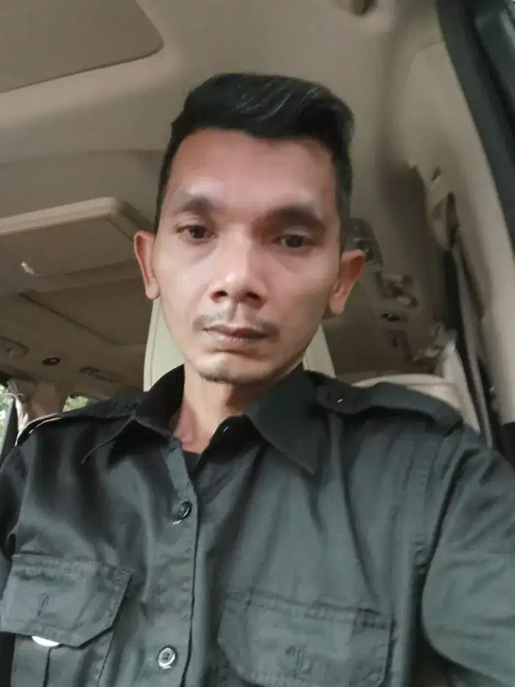 Saya butuh pekerjaan sebagai supir pribadi.