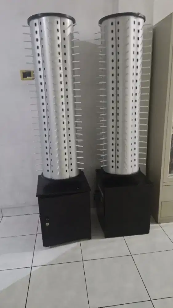 DIJUAL 3 BH PAJANGAN KACAMATA SHOWCASE