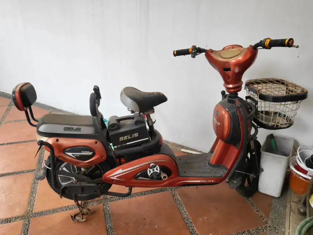 Selis sepeda listrik